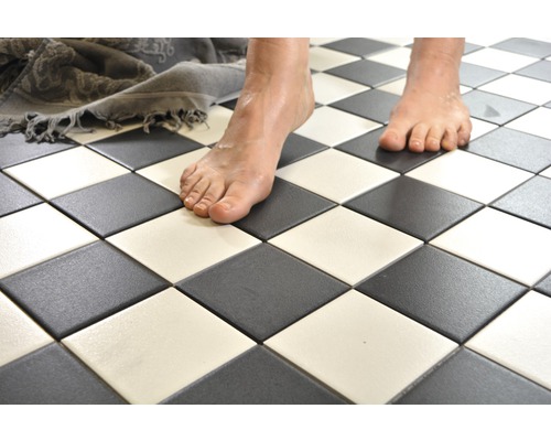 Podlaha z dlaždic v šachovnicovém vzoru s nohou
