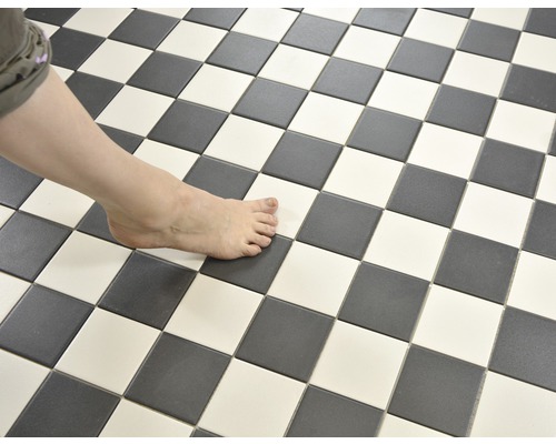 Šachovnicový vzor podlahových dlaždic s chodidlem