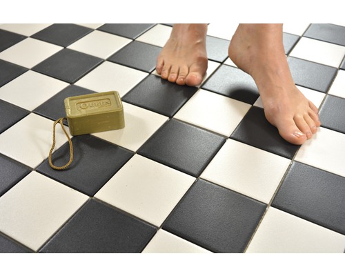 Podlaha v koupelně se šachovnicovým vzorem, olivové mýdlo a chodidla