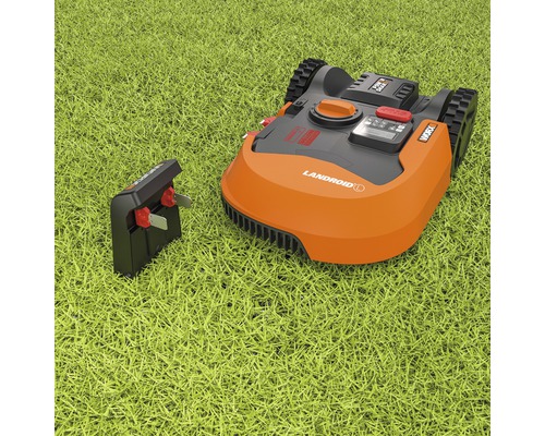 Robotická sekačka Worx Landroid s nabíjecí stanicí na trávníku