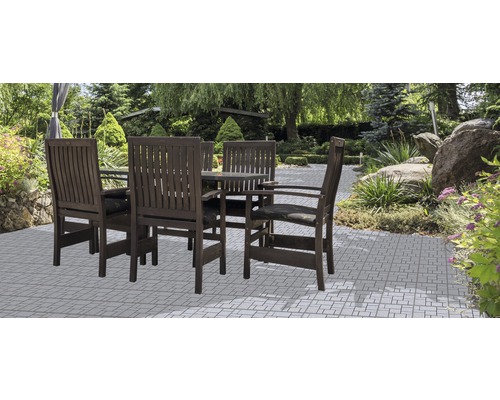 Zahradní scéna s dřevěným stolem a židlemi na terase