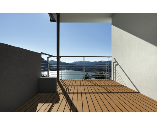 Balkon s dřevěnou podlahou a zábradlím s výhledem na jezero