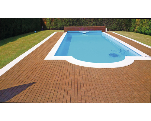 Bazén s dřevěnou dlažbou na zahradě