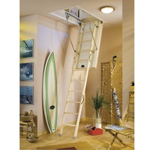 Rozložené dřevěné půdní schody v místnosti s prázdninovou výzdobou