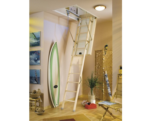 Rozložené dřevěné půdní schody v místnosti s prázdninovou výzdobou