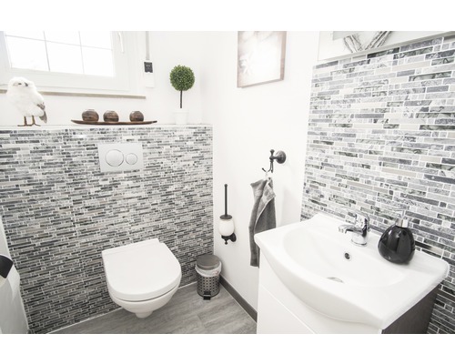 Světlá koupelna s toaletou, umyvadlem a mozaikovými obklady