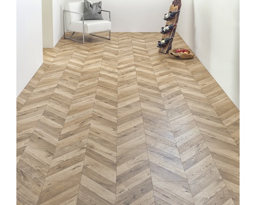 Interiér s parketovou podlahou se vzorem rybí kosti, bílým křeslem a regálem na víno