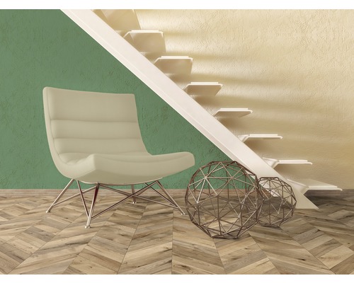 Scéna s křeslem, kovovými koulemi a schodištěm