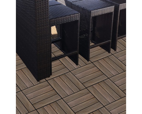 Terasa z dřevěných kompozitních desek s ratanovým nábytkem