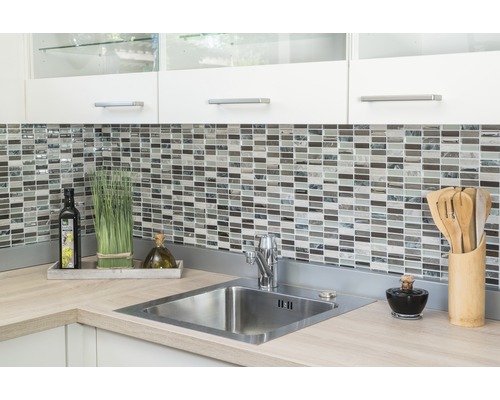 Kuchyňský dřez s mozaikovou stěnou, kuchyňské náčiní a dekorace