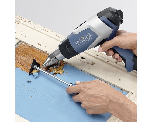 Horkovzdušná pistole odstraňuje barvu z dřevěného rámu