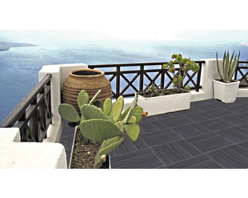 Terasa s dřevěnými podlahovými dlaždicemi, rostlinami a výhledem na moře