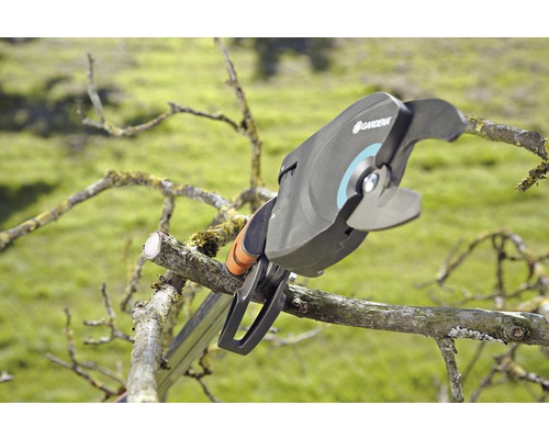 Akumulátorové nůžky na větve Gardena stříhají větev na zahradě