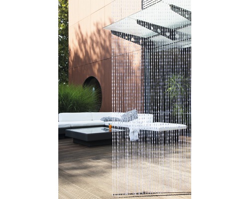 Ozdobný dveřní závěs z plastových korálků ve venkovním posezení