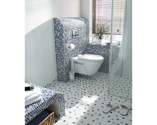 Světlá koupelna s mozaikovými obklady, závěsným WC a sprchou