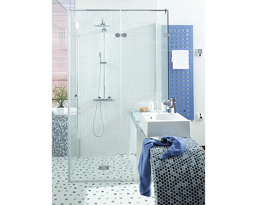 Koupelna se sprchou, umyvadlem a radiátorem