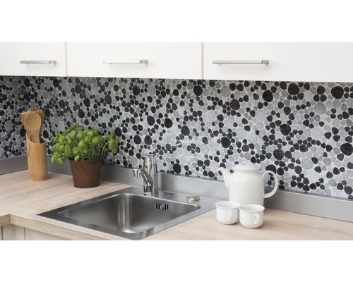 Kuchyňská scéna s umyvadlem, vodovodní baterií a mozaikovými obklady