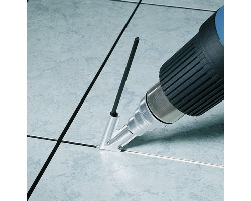 Horkovzdušná pistole s tryskou na spárování dlaždic