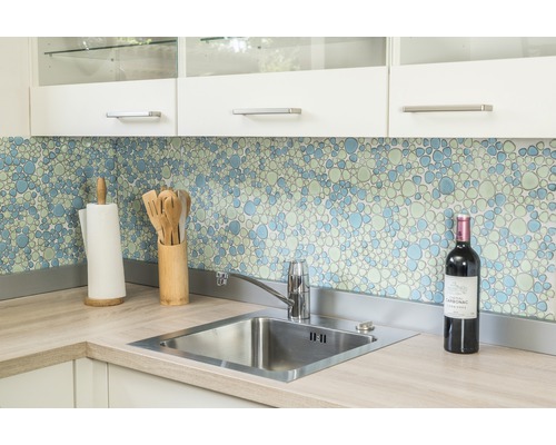 Kuchyňský dřez s baterií, umyvadlem a pracovní deskou ve světlé kuchyni