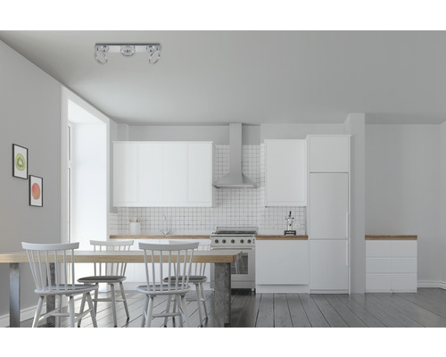 Světlá kuchyně s jídelním stolem, židlemi, kuchyňským koutem a stropním svítidlem