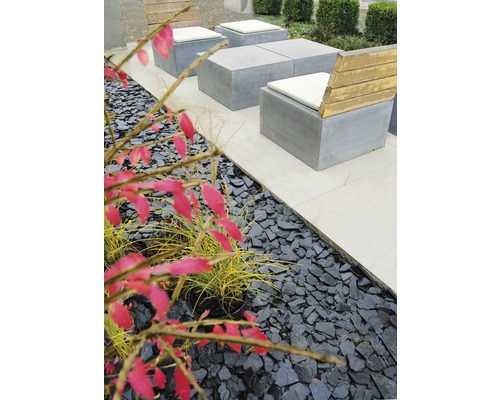 Zahradní prostor s betonovým posezením a břidlicovými kameny