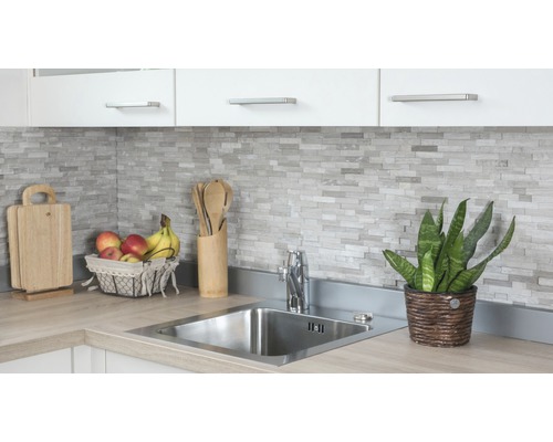 Kuchyňská scéna s dřezem, baterií, pracovní deskou, kuchyňským náčiním a dekorací