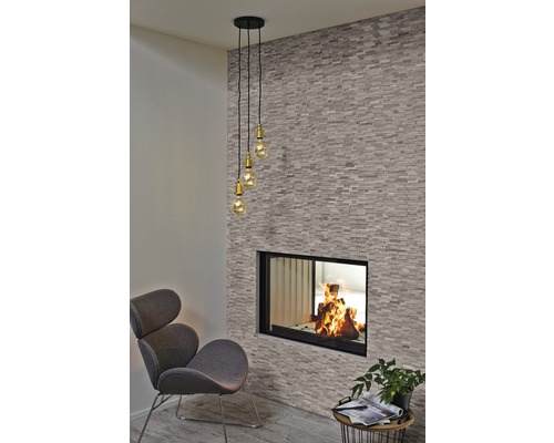 Obývací pokoj s krbem, křeslem a závěsným svítidlem