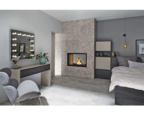 Světlá ložnice s krbem, postelí a toaletním stolkem se zrcadlem