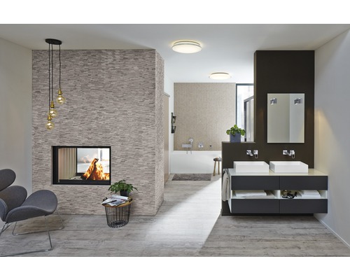 Moderní koupelna s krbem, dvojitým umyvadlem a stylovým osvětlením