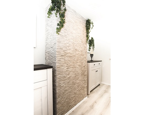 Design místnosti s obkladem stěn v kamenném vzhledu a dekorativními prvky