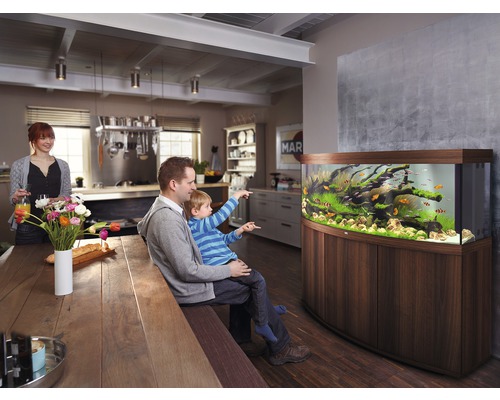 Obývací pokoj s akváriem, muž a dítě sledují ryby, žena v pozadí