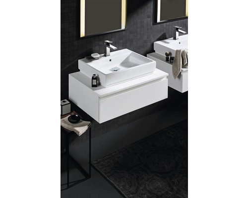 Koupelna s moderním umyvadlem, skříňkou a zrcadlem