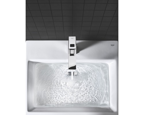 Umyvadlo s tekoucí vodovodní baterií značky Grohe