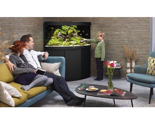 Rodina se dívá na akvárium v obývacím pokoji