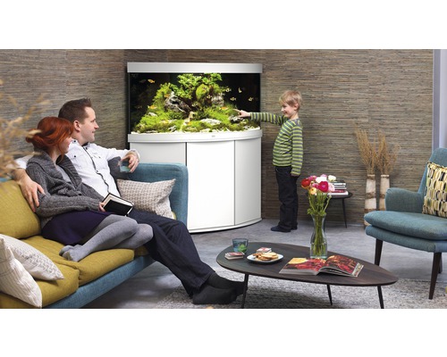 Obývací pokoj s akváriem, rodina sedí na pohovce