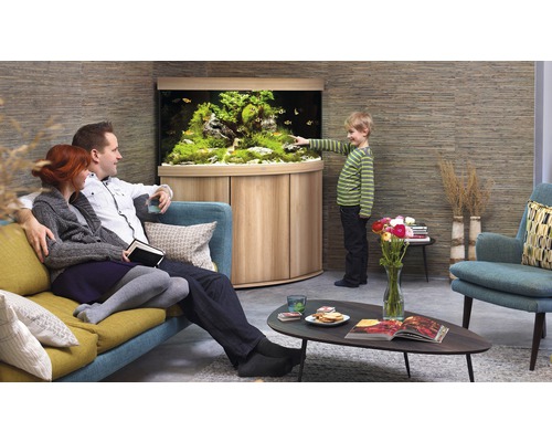 Rodina se dívá na akvárium v obývacím pokoji s dřevěnou skříňkou