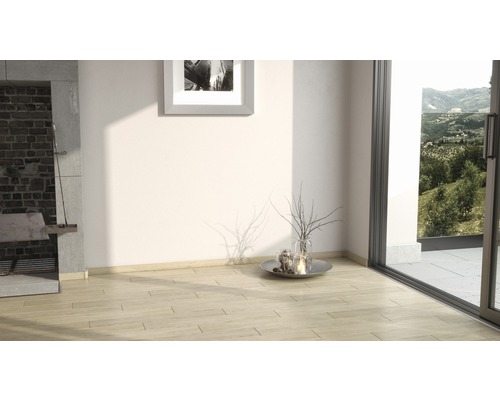 Světlá místnost s krbem, obrazem na zdi a výhledem do zeleně