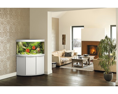 Obývací pokoj s rohovým akváriem, pohovkou a krbem