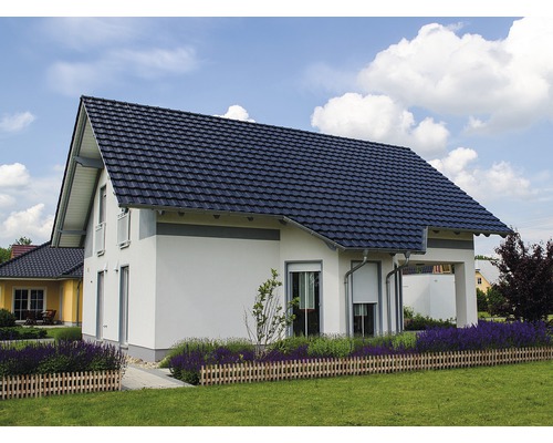 Rodinný dům se střešními taškami, zahradou a dřevěným plotem