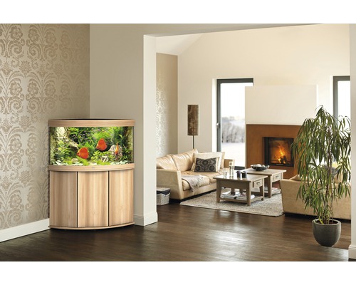 Rohové akvárium s rybami v obývacím pokoji