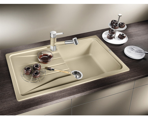 Dřez s odkapávací plochou, umyvadlem a baterií na pracovní desce