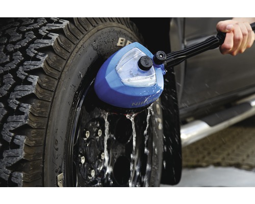 Kartáč na mytí kol Nilfisk v provozu na pneumatice automobilu
