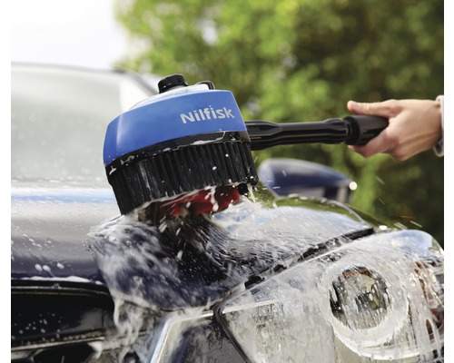 K čištění auta se používá kartáč na mytí aut Nilfisk.