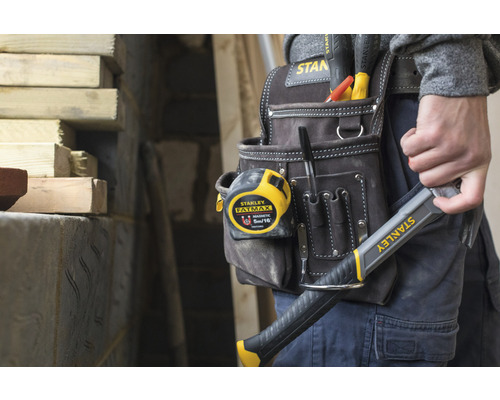 Řemeslník s brašnou na nářadí a kladivem Stanley