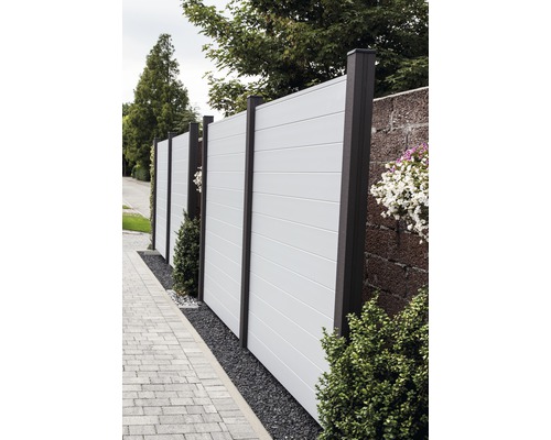 Zahradní plot s vodorovnými panely a tmavými sloupky vedle chodníku