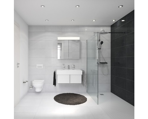 Světlá koupelna se sprchou, umyvadlem, zrcadlovou skříňkou a toaletou