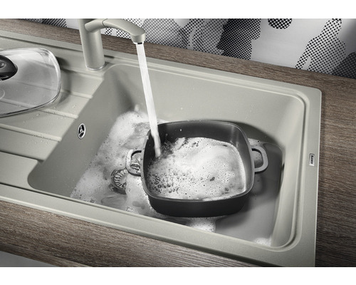 Umyvadlo s vodovodní baterií, hrncem a saponátem