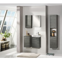 Moderní koupelna se šedými umyvadly, zrcadlovou skříňkou a vysokou skříňkou pro stylové zařízení