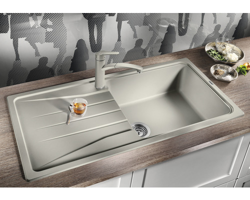 Dřez s odkapávací plochou a baterií na kuchyňské lince