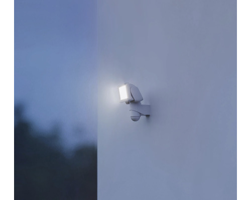 Venkovní reflektor s detektorem pohybu na stěně